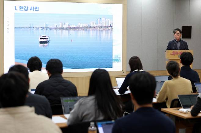김선직 한강버스 대표가 17일 오전 서울 중구 서울시청 브리핑룸에서 한강버스 멈춤사고 관련 브리핑을 마친 후 취재진의 질문에 답하고 있다.지난 15일 20시25분께 잠실선착장 인근 100m 부근에서 잠실행 7항차 102호 선박이 바닥에 걸려 멈추는 사고가 발생했다./사진=뉴시스