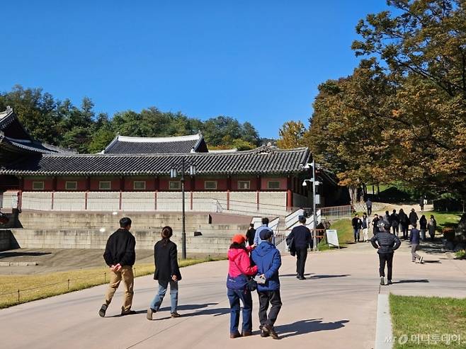이달 초 서울 종로구 경희궁지에서 시민들이 산책하고 있다. /사진=정세진 기자