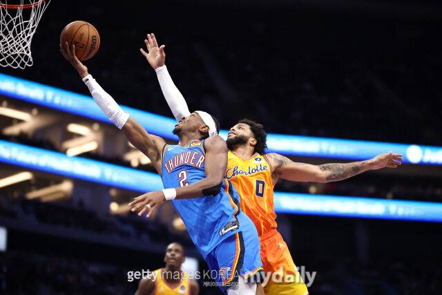 SGA(왼쪽)가 상대 수비를 제치고 레이업하고 있다. /게티이미지코리아