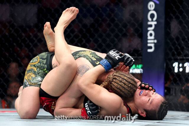 웨일리를 눌러놓는 셰브첸코의 그래플링./게티이미지코리아