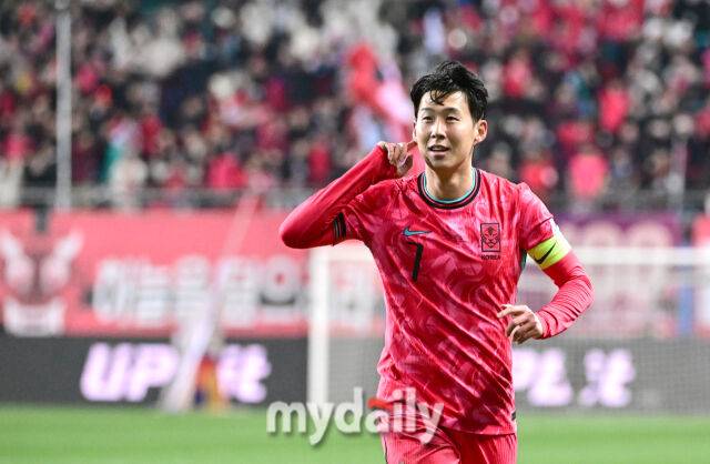 2025년 11월 14일 오후 대전월드컵경기장에서 대한민국과 볼리비아의 친선경기가 열렸다. 손흥민이 후반전 골을 넣고 기뻐하고 있다./대전월드컵경기장=유진형 기자