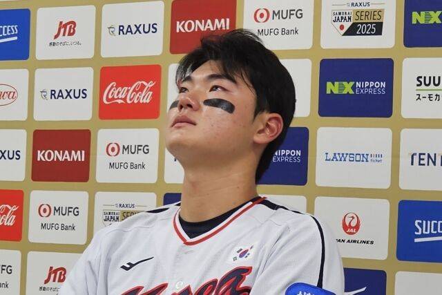 외할이버지 질문을 받고 눈물을 흘리는 김주원./KBO