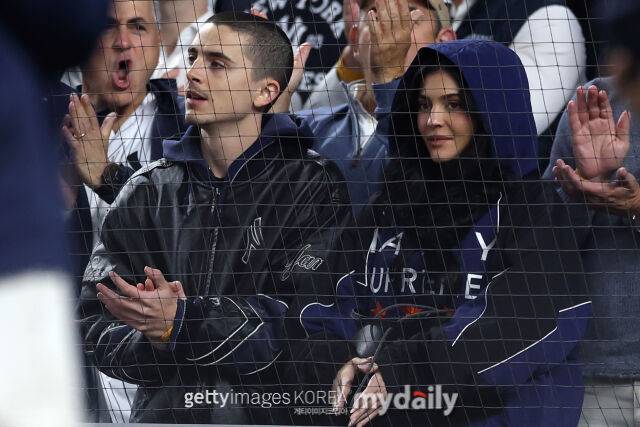 지난달 8일 뉴욕에서 열린 뉴욕 양키스와 토론토 블루제이스의 디비전 시리즈를 관람하는 티모시 샬라메, 카일리 제너./게티이미지코리아