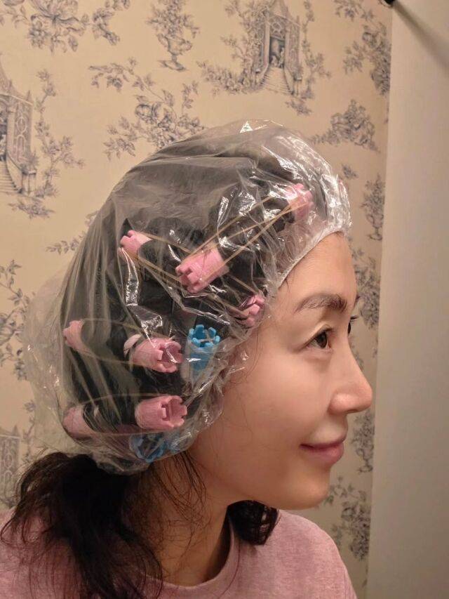 송윤아가 셀프 파마를 하는 일상을 공개했다. / 송윤아 인스타그램