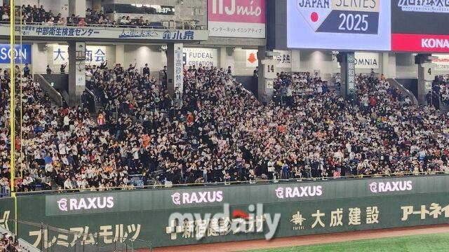 열띤 응원을 펼치는 한국 응원단/도쿄(일본)=김경현 기자