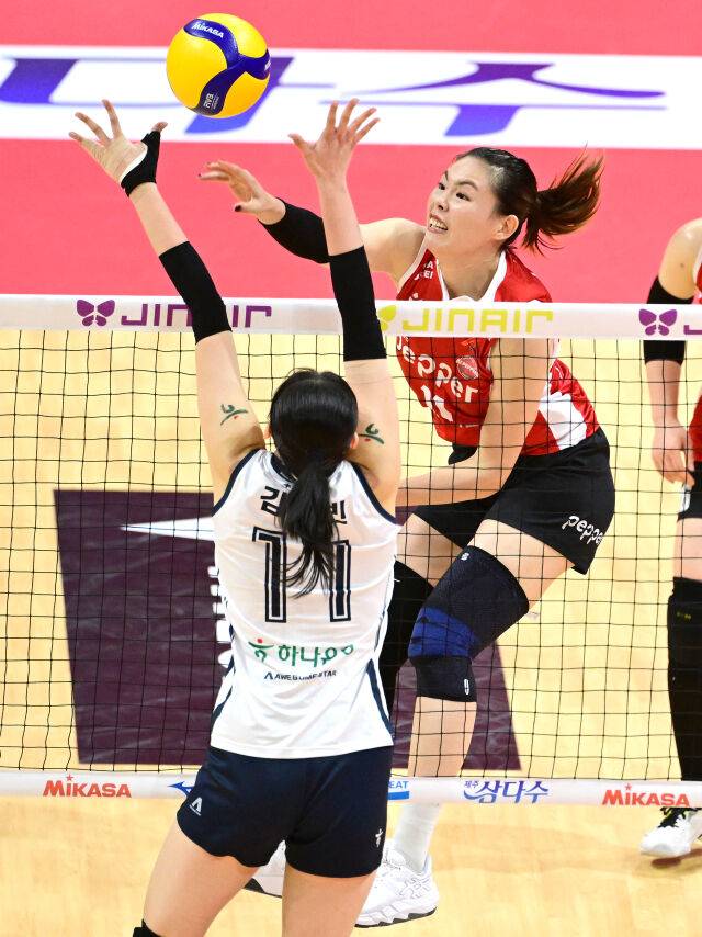 시마무라가 중앙 속공을 하고 있다 / 한국배구연맹(KOVO)