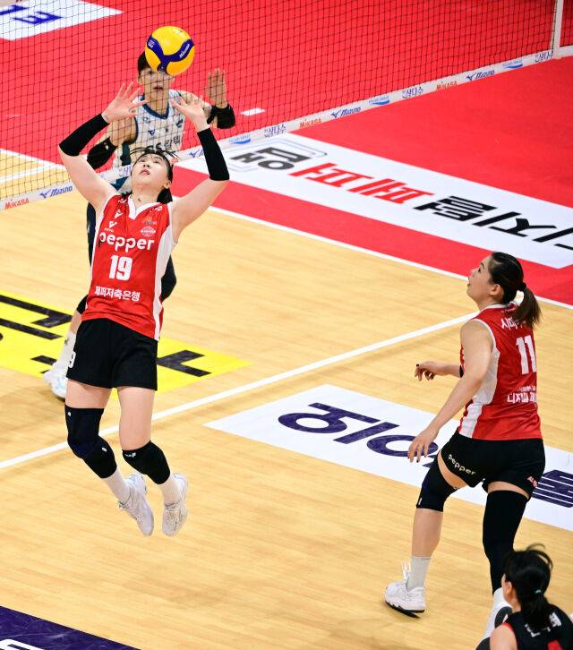 시마무라가 이동 공격을 하고 있다 / 한국배구연맹(KOVO)