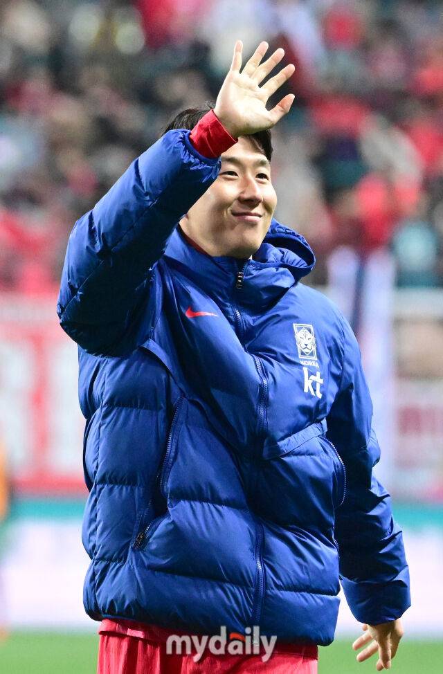 2025년 11월 14일 오후 대전월드컵경기장에서 대한민국과 볼리비아의 친선경기가 열렸다.손흥민이 2-0으로 승리한 뒤 기뻐하고 있다.