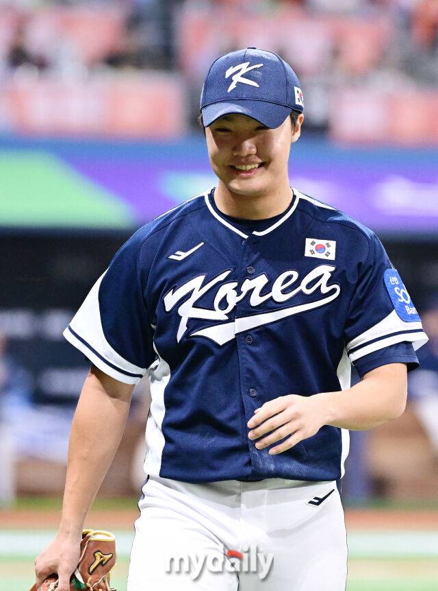 9일 오후 서울 구로구 고척스카이돔에서 진행된 '2025 NAVER K-BASEBALL SERIES' 대한민국-체코와의 평가전 경기.대한민국 정우주가 5회말 2사 1,2루에서 에스칼라르 삼진으로 잡은 뒤 미소를 보이고 있다.