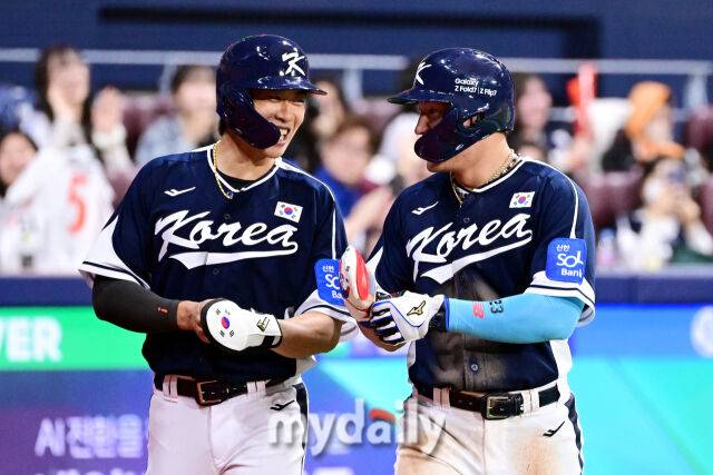 9일 오후 서울 구로구 고척스카이돔에서 진행된 '2025 NAVER K-BASEBALL SERIES' 대한민국-체코와의 평가전 경기. 대한민국 송성문과 안현민이 6회초 문현빈의 적시타에 득점을 올린 뒤 기뻐하고 있다./마이데일리