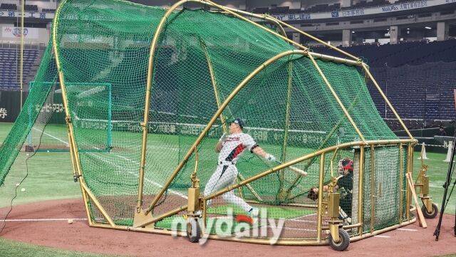 타격 연습 중인 안현민./도쿄(일본)=김경현 기자