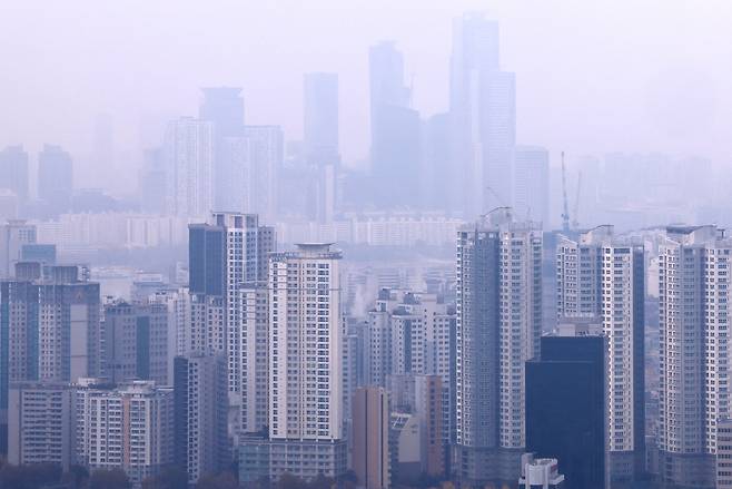 지난 13일 서울 남산에서 바라본 아파트 단지 모습. [연합]