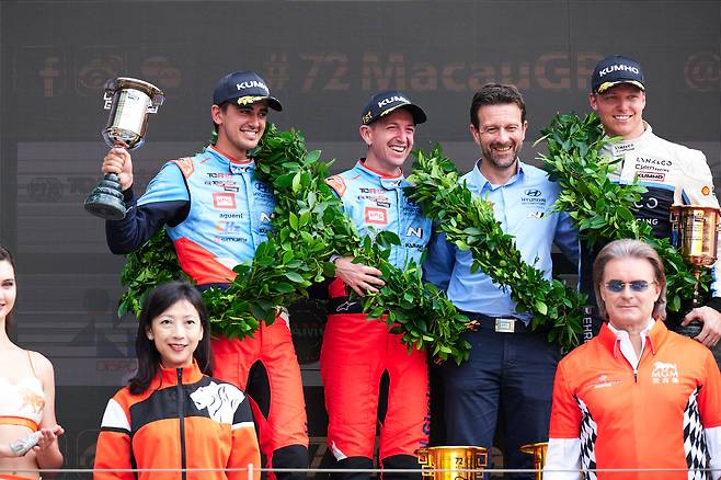 BRC 현대 N 스쿼드라 코르세(Squadra Corse) 팀 소속 네스토르 지로라미(사진 왼쪽 두번째) 선수와 미켈 아즈코나(왼쪽 끝) 선수가 11월 13~16일 열린 ‘2025 TCR 월드투어’ 마카오 대회에서 우승ᆞ준우승을 차지하고 포디움에서 기뻐하고 있다. [현대차 제공]