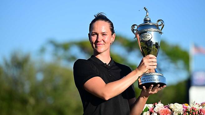 우승 트로피를 들고 포즈를 취한 린 그랜트. [사진=LPGA]