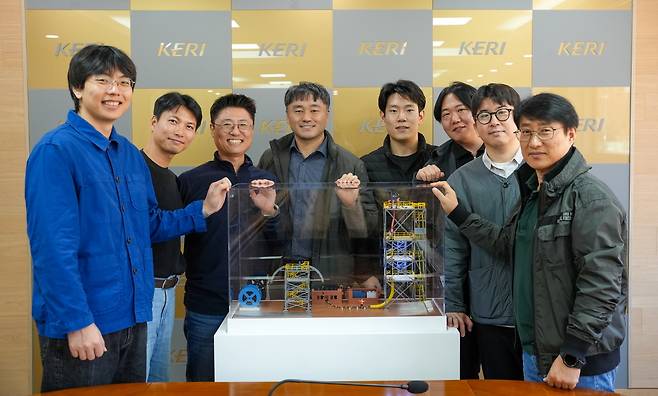 최진욱(왼쪽 4번째) 박사를 비롯한 KERI 전력케이블연구센터 연구진.[KERI 제공]