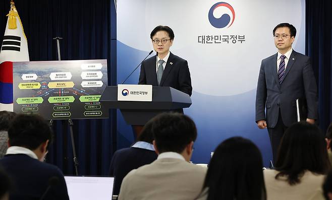 김정관 산업통상부 장관이 14일 서울 종로구 정부서울청사에서 한미 관세협상 팩트시트 및 MOU 관련 브리핑을 하고 있다. 오른쪽은 여한구 산업통상부 통상교섭본부장. [연합]