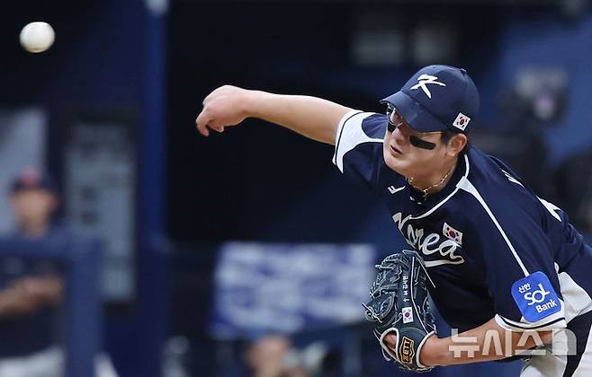[서울=뉴시스] 조성우 기자 = 9일 오후 서울 구로구 고척스카이돔에서 열린 2025 K-베이스볼 시리즈 대한민국과 체코의 평가전 2차전 경기, 체코 5회말 공격 때 등판한 한국 투수 김서현이 역투하고 있다. 2025.11.09. xconfind@newsis.com