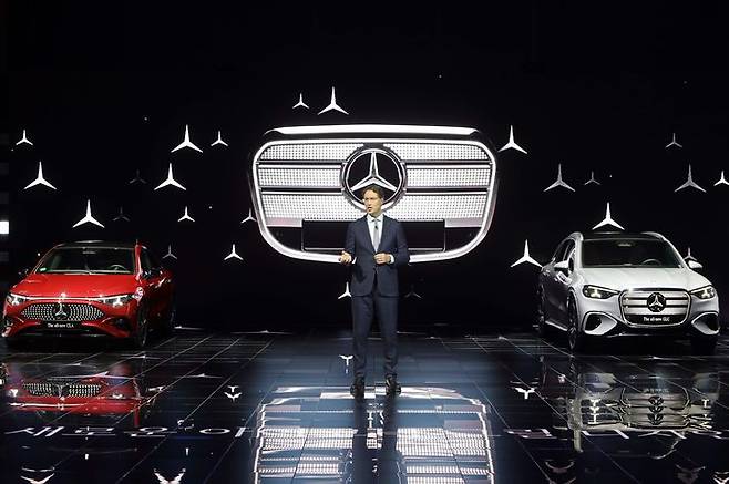 [서울=뉴시스] 지난 14일 인천 파라다이스시티에서 열린 메르세데스-벤츠 미래 전략 간담회에서 메르세데스-벤츠 그룹  AG 이사회 의장 겸 최고경영자(CEO)인 올라 칼레니우스가 내년부터 본격 출시할 전동화 신차를 공개하고 있다. (사진=메르세데스-벤츠 코리아 제공) 2025.11.17 photo@newsis.com *재판매 및 DB 금지