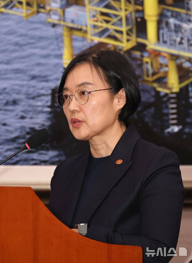 [서울=뉴시스] 김금보 기자 = 한성숙 중소벤처기업부 장관이 지난 11일 서울 여의도 국회에서 열린 산업통상자원중소벤처기업위원회 전체회의에서 예산안 제안설명을 하고 있다. 2025.11.17. kgb@newsis.com