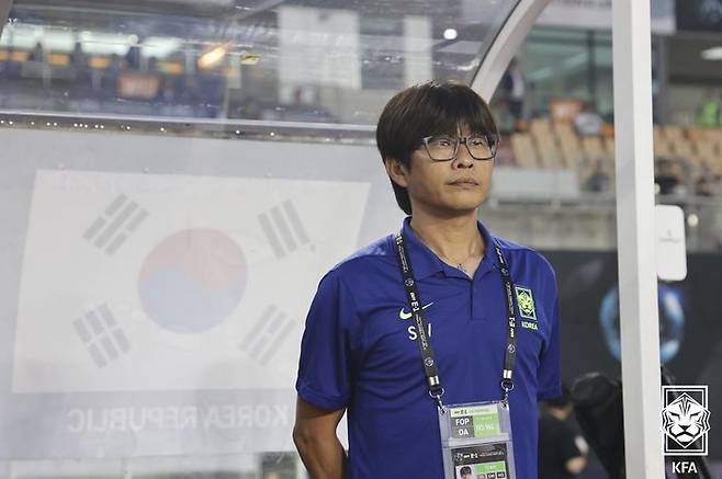 [서울=뉴시스] 황준선 기자 = 지난 7월13일 오후 경기 화성시 향남읍 화성종합경기타운에서 열린 2025 동아시아축구연맹(EAFF) E-1 챔피언십 여자부 대한민국과 일본의 경기, 한국 신상우 감독이 경기장을 바라보고 있다. (사진=대한축구협회 제공) 2025.07.13. photo@newsis.com *재판매 및 DB 금지