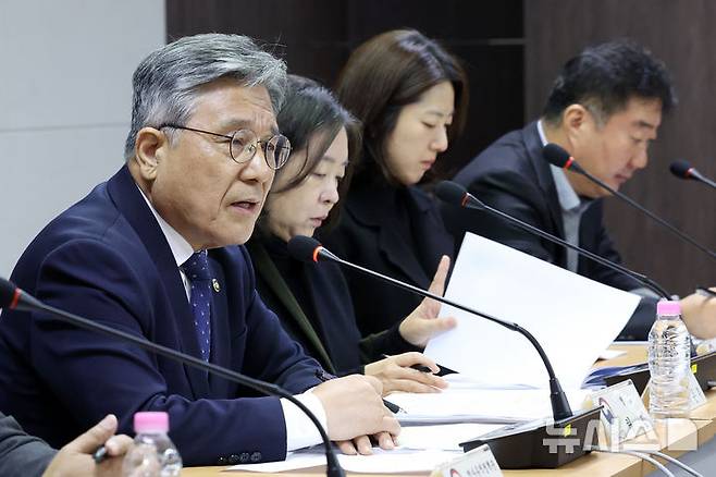 [서울=뉴시스] 박진희 기자 = 허민 국가유산청장이 17일 서울 종로구 국립고궁박물관에서 세곈문화유산 '종묘' 앞 세운재정비촉진계획 관련 입장 및 향후 대응 발표 기자간담회를 하고 있다. 왼쪽부터 국가유산청 허민 청장, 이은복 유산정책국장, 이윤정 세계유산정책과장, 김철용 궁능유적본부 복원정비과장. 2025.11.17. pak7130@newsis.com