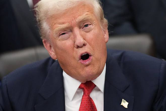 [워싱턴=AP/뉴시스] 도널드 트럼프 미국 대통령이 지난 12일(현지 시간) 워싱턴 백악관에서 의회 임시 예산안에 서명하기 전 발언하고 있다. 2025.11.17.