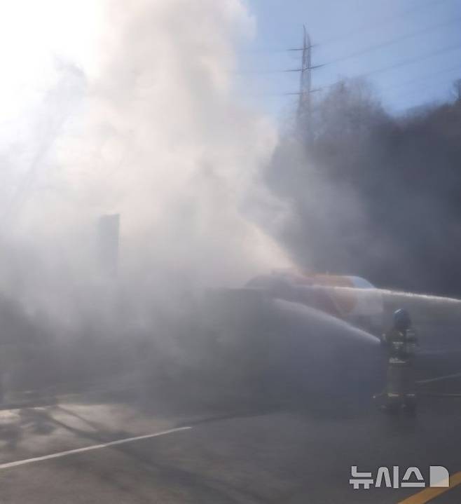 [양주=뉴시스] 양주시 갈곡터널 차량화재. (사진=경기도북부소방재난본부 제공) 2025.11.17 photo@newsis.com