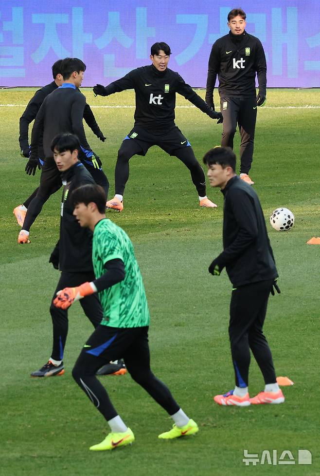 [서울=뉴시스] 김진아 기자 = 대한민국 축구대표팀 손흥민을 비롯한 선수들이 가나와의 A매치 평가전을 앞두고 17일 서울 마포구 서울월드컵경기장에서 훈련을 하고 있다. 2025.11.17. bluesoda@newsis.com