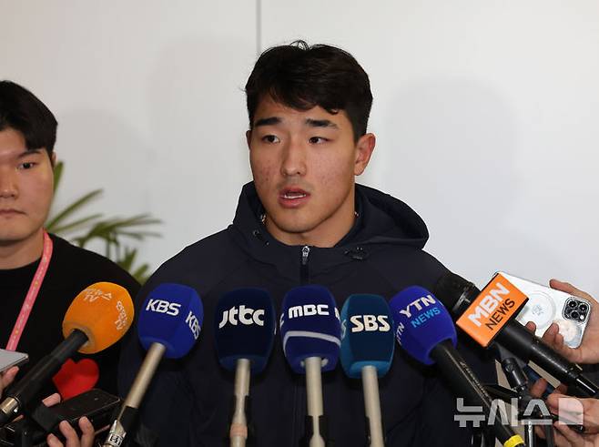 [서울=뉴시스] 배훈식 기자 = 야구 국가대표팀 안현민이 17일 오후 일본에서 열린 2025 네이버 K-베이스볼 시리즈를 마치고 김포국제공항을 통해 귀국하며 취재진과 인터뷰하고 있다. 2025.11.17. dahora83@newsis.com