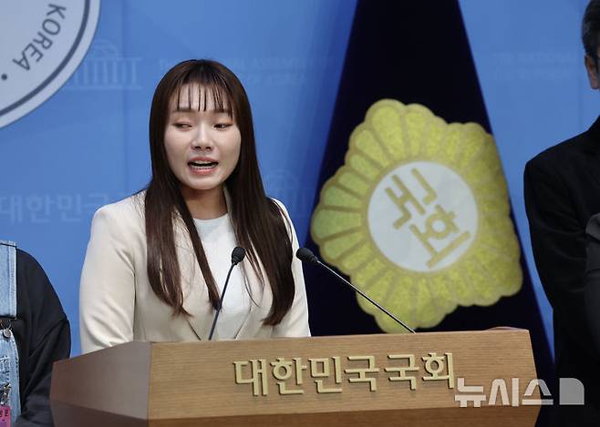 [서울=뉴시스] 김명년 기자 = 김예지 국민의힘 의원이 6일 오전 서울 여의도 국회 소통관에서 국제 정신장애인 단체 'TCI-Global' 공동성명 기자회견을 열고 발언하고 있다. 2025.11.06. kmn@newsis.com