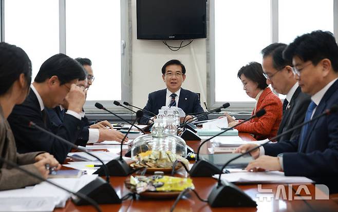 [서울=뉴시스] 고승민 기자 = 17일 서울 여의도 국회에서 열린 기획재정위원회 예산결산기금심사소위원회에서 정일영 소위원장이 회의를 주재하고 있다. 2025.11.17. kkssmm99@newsis.com