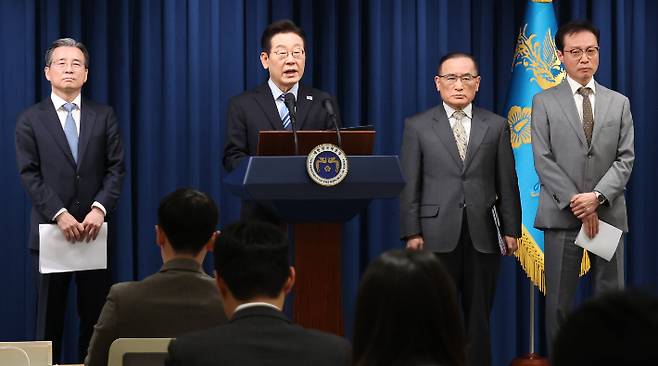 이재명 대통령이 14일 서울 용산 대통령실 기자회견장에서 한미 관세·안보 협상 '조인트 팩트시트'(공동 설명자료) 최종 합의를 발표하고 있다. 왼쪽부터 김용범 정책실장, 이 대통령, 위성락 국가안보실장, 이규연 홍보소통수석. 연합뉴스
