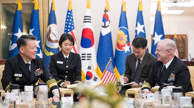 강동길(대장) 해군참모총장과 대릴 커들(Daryl L. Caudle, 대장) 미국 해군참모총장이 14일 서울에서 만나 양국 해군 군사협력 증진방안에 대해 논의하고 있다. 해군 제공
