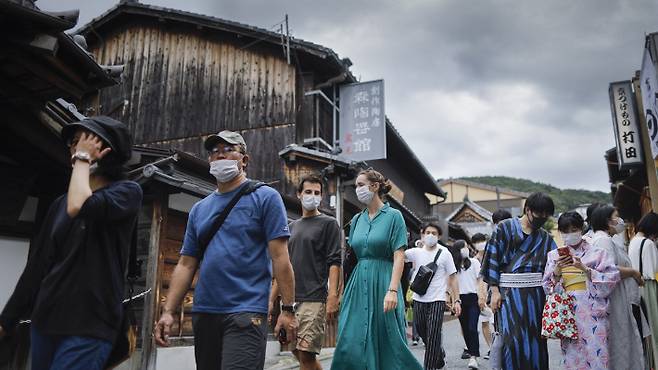 일본 교토의 골목길을 걷고 있는 외국인 관광객들. 연합뉴스