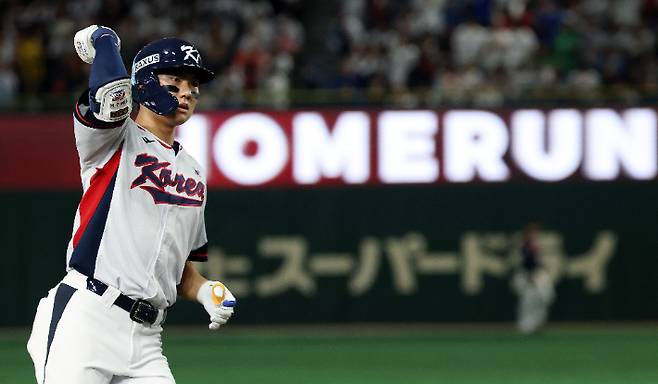 16일 일본 도쿄돔에서 열린 2025 K베이스볼 시리즈 대한민국과 일본의 평가전. 9회말 2사 주자없는 상황 김주원이 동점 솔로 홈런을 쏘아올린 뒤 그라운드를 돌고 있다. 연합뉴스