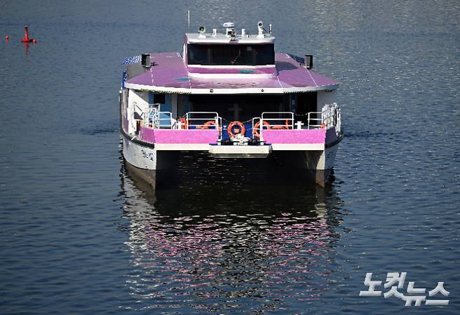 102번 한강버스가 멈춰 서 있다. 황진환 기자