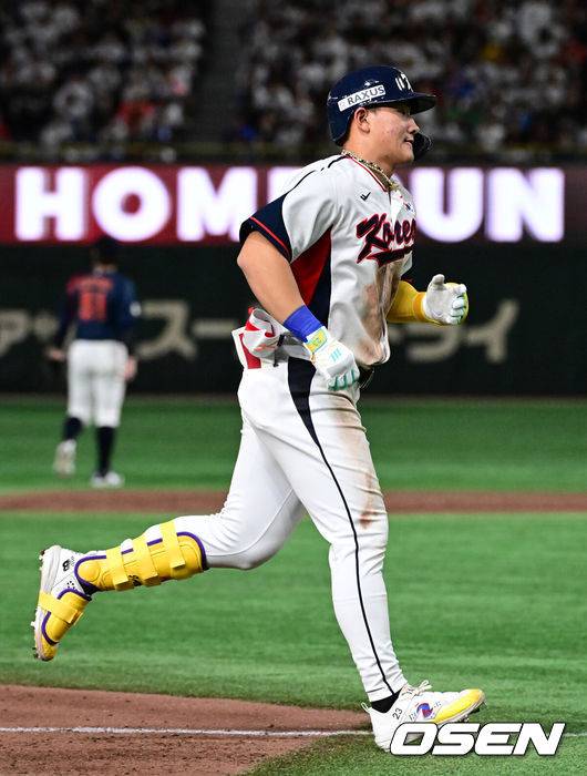 [OSEN=도쿄(일본), 조은정 기자] 16일 오후 일본 도쿄돔에서  ‘2025 NAVER K-BASEBALL SERIES’ 대한민국과 일본의 2차전 경기가 열렸다.한국은 정우주, 일본은 카네마루 유메토를 선발투수로 내세웠다.8회말 1사에서 대한민국 안현민이 좌중월 솔로 홈런을 치고 그라운드를 돌고 있다. 2025.11.16 /cej@osen.co.kr