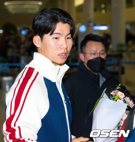 [OSEN=인천공항, 민경훈 기자] 미국 메이저리그 LA 다저스의 김혜성이 6일 오후 인천국제공항을 통해 귀국했다. 김혜성은 메이저리그 진출 첫 해 월드시리즈 우승 영광을 누렸다. 한국인 메이저리거 야수로는 역대 최초로 월드시리즈 우승 반지를 차지했다. 김혜성이 입국장에서 걸어 나오고 있다. 2025.11.06 /rumi@osen.co.kr