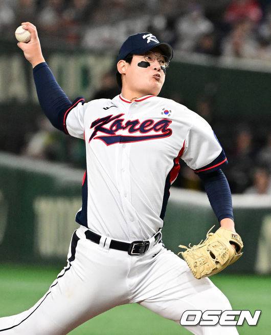 [OSEN=도쿄(일본), 조은정 기자] 16일 오후 일본 도쿄돔에서  ‘2025 NAVER K-BASEBALL SERIES’ 대한민국과 일본의 2차전 경기가 열렸다.한국은 정우주, 일본은 카네마루 유메토를 선발투수로 내세웠다.9회초 무사에서 대한민국 김서현이 역투하고 있다. 2025.11.16 /cej@osen.co.kr