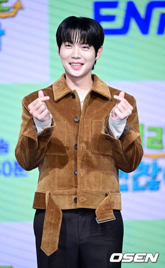 [OSEN=최규한 기자] 16일 오전 서울 상암동 쇼킹케이팝센터에서 ENA 신규 예능 ‘길치라도 괜찮아’ 제작발표회가 열렸다.예능 ‘길치라도 괜찮아’(연출 공대한)는 갈팡질팡 길치 연예인들이 크리에이터가 맞춤 설계한 여행에 도전하는 예능 프로그램이다.&nbsp;가수 손태진이 포토타임을 하고 있다. 2025.10.16 / dreamer@osen.co.kr