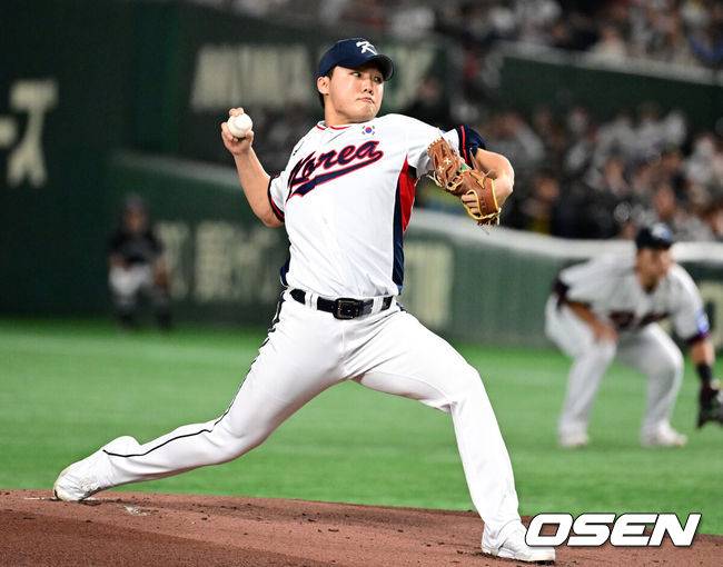 [OSEN=도쿄(일본), 조은정 기자] 16일 오후 일본 도쿄돔에서  ‘2025 NAVER K-BASEBALL SERIES’ 대한민국과 일본의 2차전 경기가 열렸다.한국은 정우주, 일본은 카네마루 유메토를 선발투수로 내세웠다.1회초 무사에서 대한민국 선발투수 정우주가 역투하고 있다. 2025.11.16 /cej@osen.co.kr