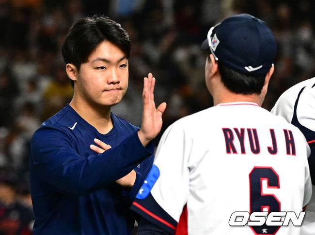 [OSEN=도쿄(일본), 조은정 기자] 대한민국 야구 대표팀이 극적인 무승부를 거두며 한일전 연패를 10연패에서 막았다.&nbsp;한국은 16일 일본 도쿄도 도쿄돔에서 열린 ‘2025 NAVER K-BASEBALL SERIES’ 일본과의 2차전에서 7-7 무승부를 거뒀다. 2연전 시리즈 1무 1패를 기록한&nbsp;한국은 2015년 프리미어12 준결승전 4-3 승리 이후 성인 대표팀 기준(아시안게임 제외) 한일전에서 10연패를 기록했지만 처음으로 무승부를 만드는데 성공했다.경기 종료 후 대한민국 정우주가 류지현 감독과 하이파이브를 하고 있다. 2025.11.16 /cej@osen.co.kr