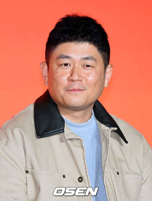 [OSEN=이대선 기자] 17일 오후 서울 광진구 풀만 앰버서더 서울 이스트폴에서 쿠팡플레이 X 지니 TV 오리지널 시리즈 'UDT: 우리 동네 특공대' 제작발표회가 열렸다.‘UDT: 우리 동네 특공대’는 나라를 지키기 위해서도 아니요, 지구평화엔 더더욱 관심 없는 오직 내 가족과 우리 동네를 위해 뭉친 예비역 특공대의 유쾌하고 짜릿한 이야기다.조웅 감독이 취재진 질문에 답을 하고 있다. 2025.11.17 /sunday@osen.co.kr