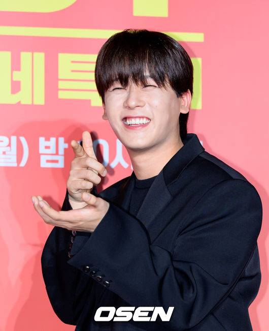 [OSEN=이대선 기자] 17일 오후 서울 광진구 풀만 앰버서더 서울 이스트폴에서 쿠팡플레이 X 지니 TV 오리지널 시리즈 'UDT: 우리 동네 특공대' 제작발표회가 열렸다.‘UDT: 우리 동네 특공대’는 나라를 지키기 위해서도 아니요, 지구평화엔 더더욱 관심 없는 오직 내 가족과 우리 동네를 위해 뭉친 예비역 특공대의 유쾌하고 짜릿한 이야기다.배우 이정하가 포토타임을 가지고 있다. 2025.11.17 /sunday@osen.co.kr