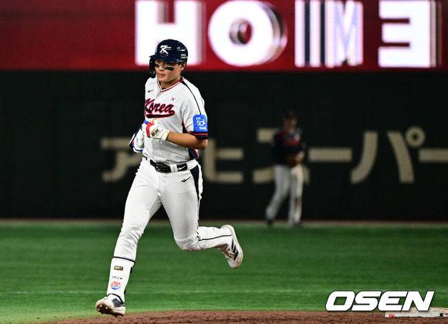 [OSEN=도쿄(일본), 조은정 기자] 국 야구 대표팀이 극적인 무승부를 거두며 한일전 연패를 10연패에서 막았다.&nbsp;한국은 16일 일본 도쿄도 도쿄돔에서 열린 ‘2025 NAVER K-BASEBALL SERIES’ 일본과의 2차전에서 7-7 무승부를 거뒀다. 2연전 시리즈 1무 1패를 기록한&nbsp;한국은 2015년 프리미어12 준결승전 4-3 승리 이후 성인 대표팀 기준(아시안게임 제외) 한일전에서 10연패를 기록했지만 처음으로 무승부를 만드는데 성공했다.9회말 2사에서 대한민국 김주원이 우중월 솔로 홈런을 치고 그라운드를 돌고 있다. 2025.11.16 /cej@osen.co.kr