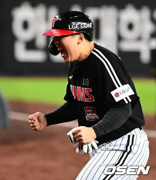 [OSEN=대전, 지형준 기자] 30일 대전 한화생명볼파크에서 2025 신한 SOL Bank KBO리그 포스트시즌 한국시리즈 4차전 한화 이글스와 LG 트윈스의 경기가 열렸다.이날 경기에 한화는 와이스를, LG는 치리노스를 선발투수로 내세웠다. 9회초 2사 2,3루에서 LG 김현수가 역전 2타점 우전 적시타를 날리고 교체되며 기뻐하고 있다. 2025.10.30 / jpnews@osen.co.kr