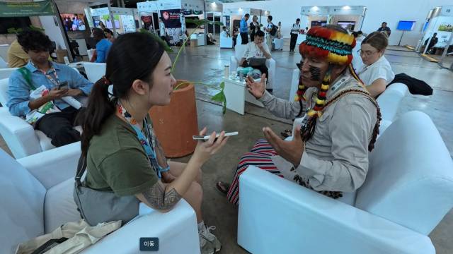 ▲김현서(왼쪽) 씨가 에콰도르 아추아족의 로미로 플로리안 버르가스 카넬로스와 인터뷰를 하고 있다. ⓒ김현서