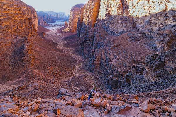 타실리나제르 고원의 중심부 오운 아그르브른으로 이어지는 깊은 협곡, 멀리 보이는 좁은 바닥길은 한때 사하라의 물길이었다.