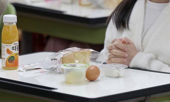 한 초등학교 교실에서 초등학생들이 빵, 우유, 계란 등 대체 급식을 받고 있다. 연합뉴스