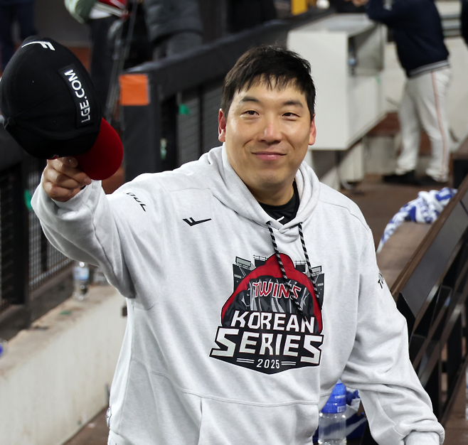 LG 트윈스 김현수가 10월 30일 대전한화생명볼파크에서 열린 2025 KBO 한국시리즈 4차전 한화 이글스와의 원정 경기에서 7-4로 승리한 뒤 기뻐하고 있다. 당시 그는 9회 2사 2, 3루에서 결승 적시타를 때렸다. 대전 연합뉴스
